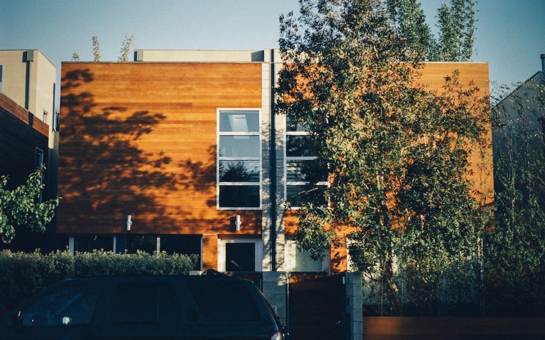 ¿Por qué las casas de madera aprovechan y ahorran más la energía?