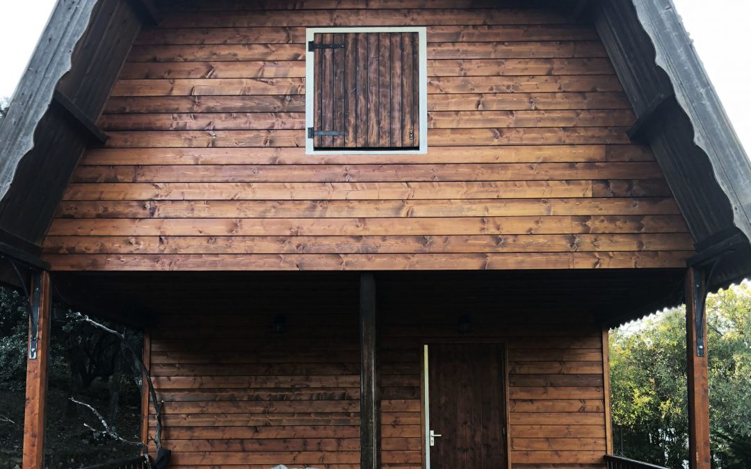 Revestimiento de fachada en cabaña de madera prefabricada