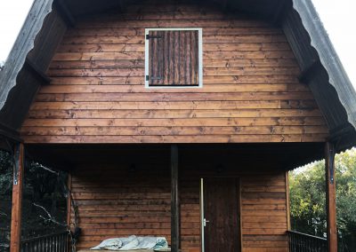 Revestimiento de fachada en cabaña de madera prefabricada